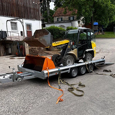 Baumaschinen-Transporter